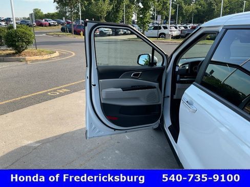 Used 2024 Kia Carnival LX FWD image 15