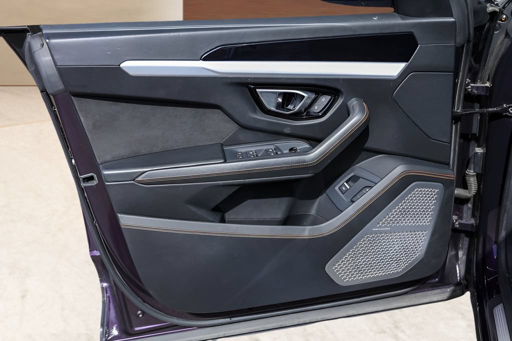 Used 2020 Lamborghini Urus AWD/4WD image 27