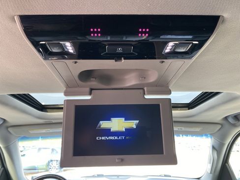 Used 2018 Chevrolet Suburban Premier image 25