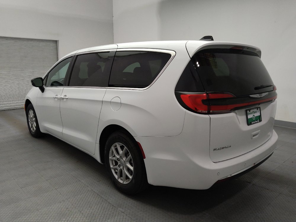 Used 2025 Chrysler Pacifica Select FWD image 5