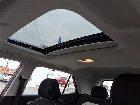 Used 2025 Hyundai Venue SEL image 16