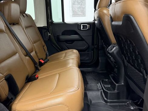 Used 2022 Jeep Wrangler Unlimited Rubicon w/ Dual Top Group AWD/4WD image 21