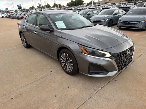 Used 2025 Nissan Altima 2.5 SV FWD image 7