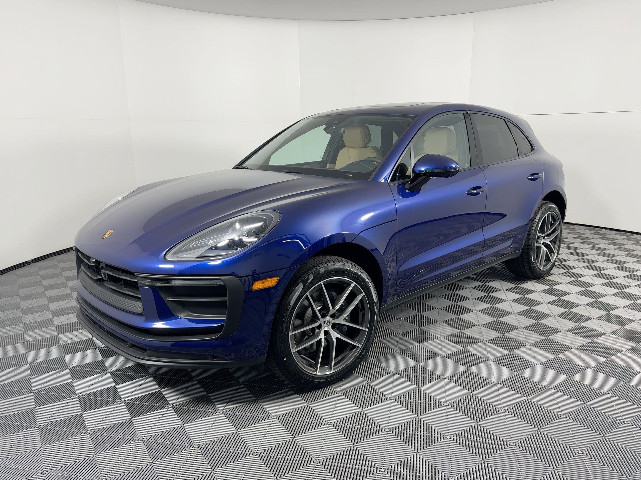 Certified 2026 Porsche Macan AWD/4WD image 1