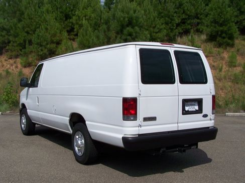 Used 2010 Ford E-350 and Econoline 350 Extended Super Duty image 2