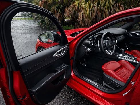 Used 2023 Alfa Romeo Giulia Veloce image 3