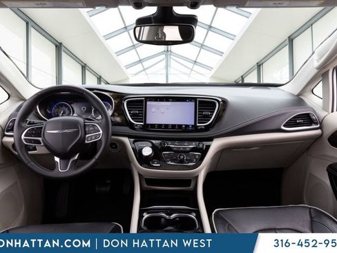 Used 2023 Chrysler Pacifica Limited FWD image 4