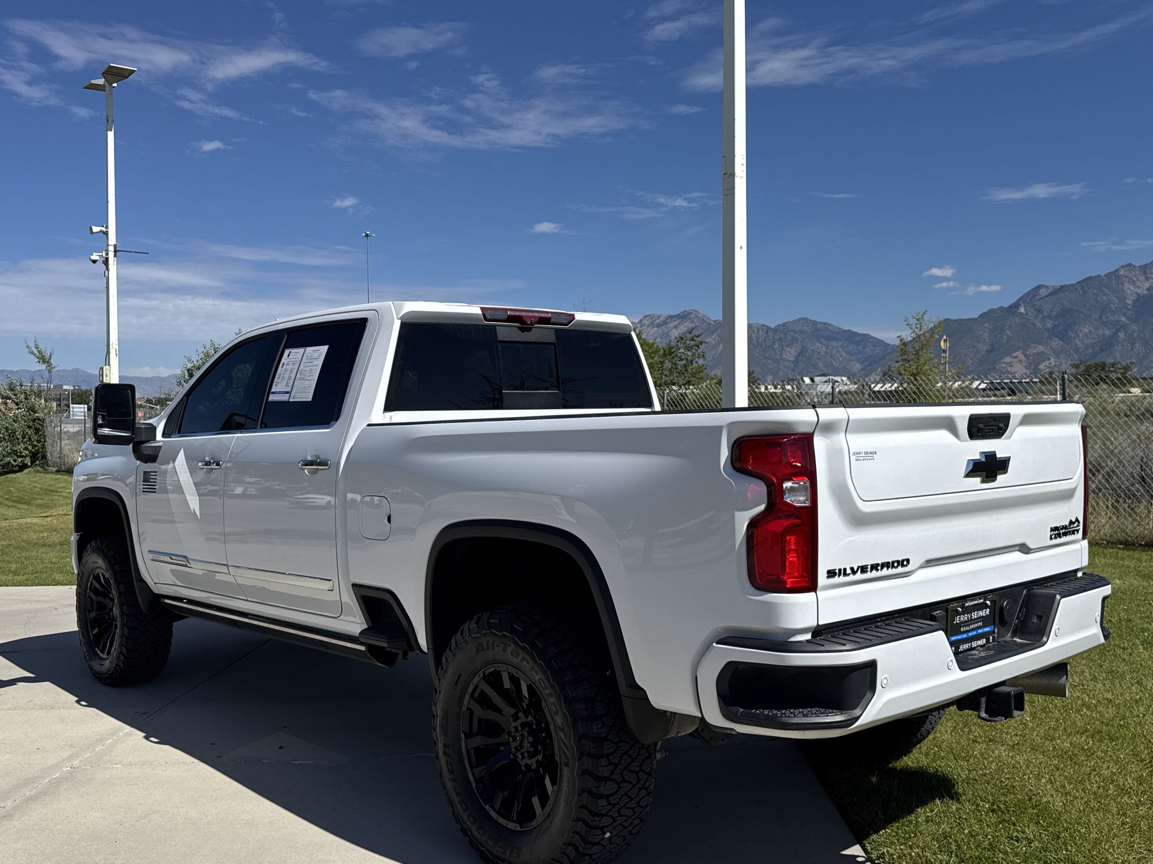Used 2024 Chevrolet Silverado 3500 High Country w/ Technology Package AWD/4WD image 3