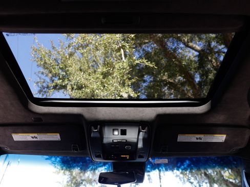 Used 2017 Cadillac Escalade ESV Platinum image 31