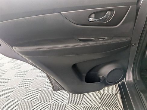 Used 2016 Nissan Rogue SV w/ SV Premium Package image 28