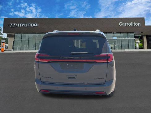 Used 2025 Chrysler Pacifica Limited FWD image 6