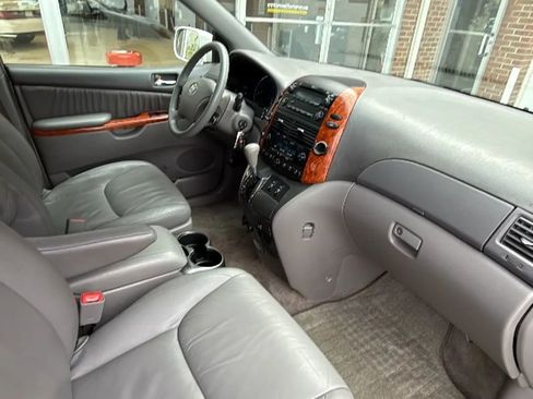 Used 2010 Toyota Sienna XLE image 13
