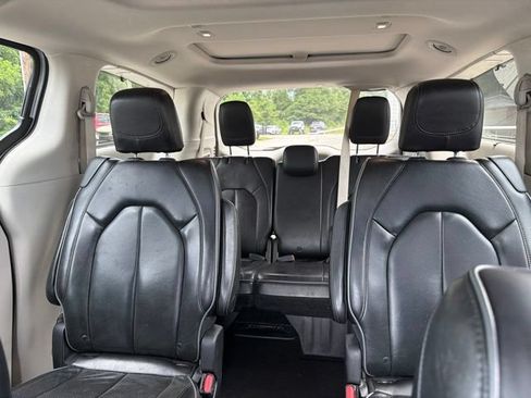 Used 2019 Chrysler Pacifica Limited FWD image 28
