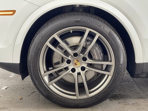 Certified 2023 Porsche Cayenne Platinum Edition image 13