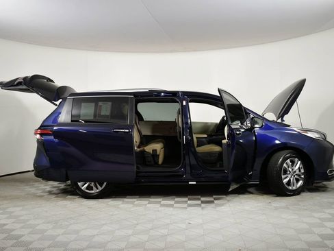 Used 2021 Toyota Sienna Limited image 7
