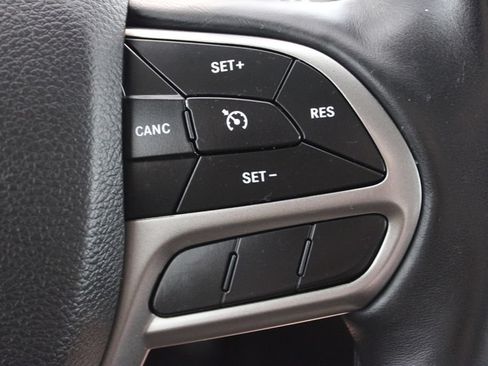 Used 2019 Jeep Cherokee Latitude Plus w/ Comfort/Convenience Group AWD/4WD image 23