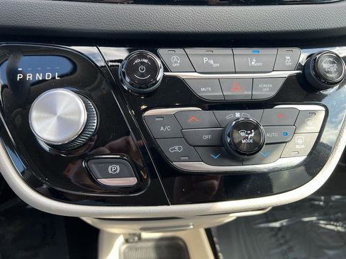 Used 2024 Chrysler Pacifica Touring-L image 18