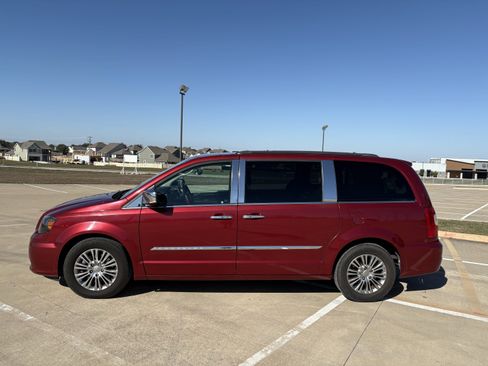 Used 2014 Chrysler Town & Country Touring-L w/ Driver Convenience Group image 2
