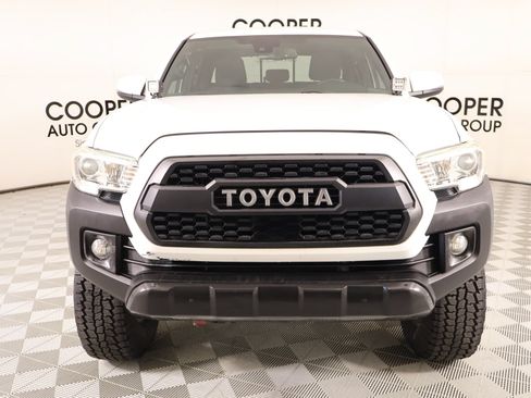 Used 2018 Toyota Tacoma TRD Off-Road AWD/4WD image 9