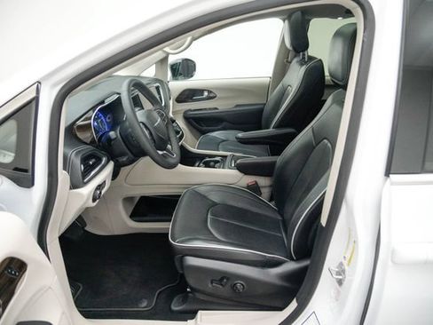 Used 2024 Chrysler Pacifica Limited FWD image 24