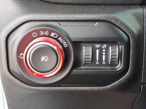 Used 2020 Jeep Wrangler Unlimited Sahara image 16