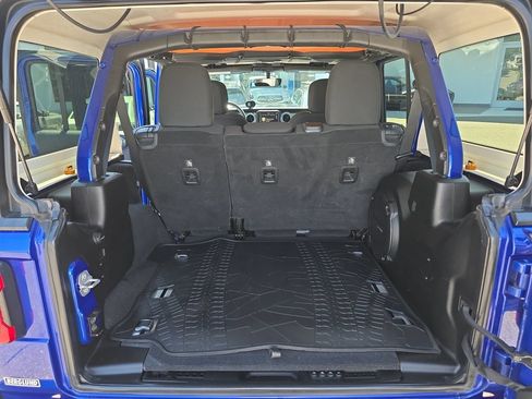 Used 2018 Jeep Wrangler Unlimited Sahara AWD/4WD image 11