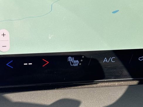 Used 2025 Chevrolet Traverse LT image 25