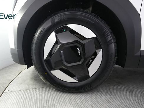 Used 2024 Kia EV9 Light Long Range RWD image 19