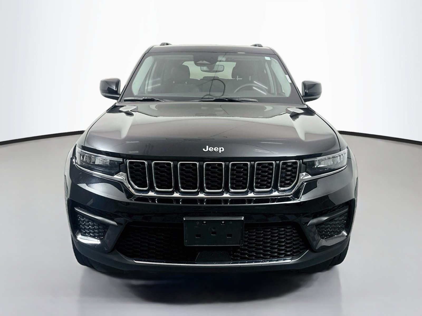 Used 2023 Jeep Grand Cherokee Laredo AWD/4WD image 2