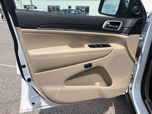 Used 2019 Jeep Grand Cherokee Limited AWD/4WD image 9