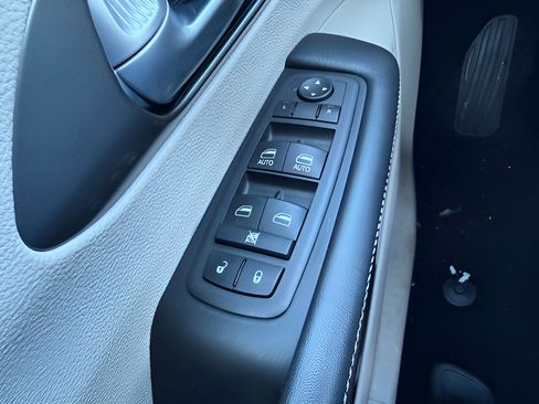 Used 2024 Chrysler Pacifica Touring-L FWD image 21