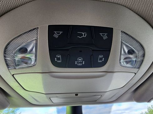 Used 2023 Chrysler Pacifica Touring-L FWD image 36