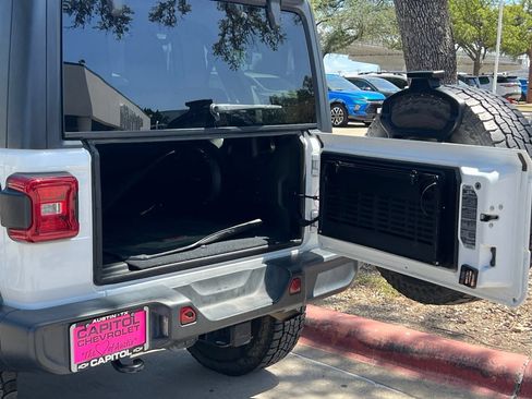 Used 2018 Jeep Wrangler Unlimited Sahara AWD/4WD image 24