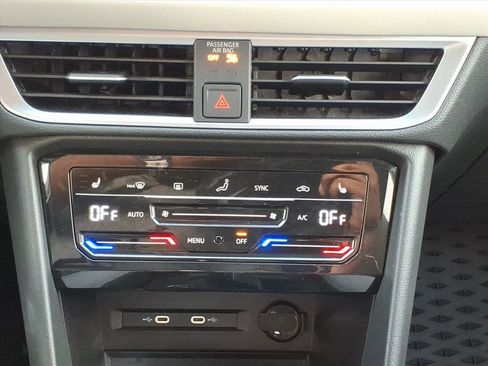 Certified 2025 Volkswagen Taos SE image 12