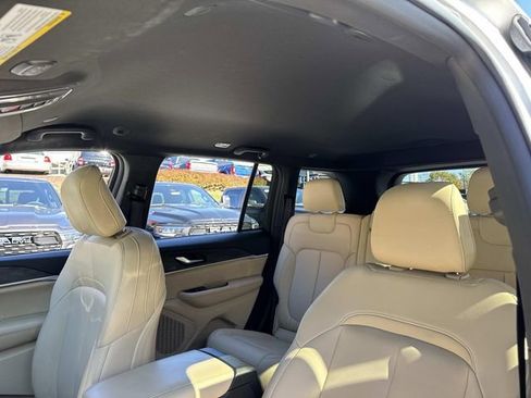 Certified 2023 Jeep Grand Cherokee Limited w/ Trailer Tow Prep Group (B) image 18