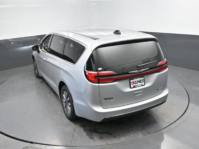 Used 2024 Chrysler Pacifica Limited FWD image 43