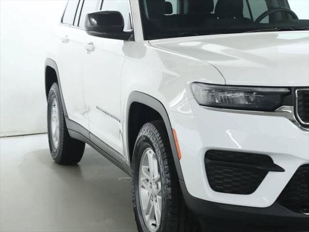 Used 2023 Jeep Grand Cherokee Laredo AWD/4WD image 8