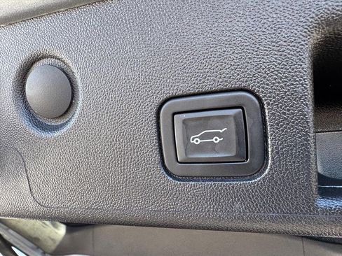 Used 2023 Chevrolet Equinox Premier image 11