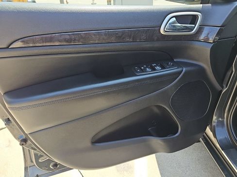 Used 2011 Jeep Grand Cherokee Laredo AWD/4WD image 16