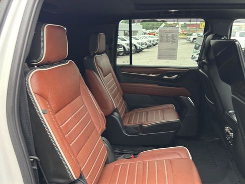 Used 2024 GMC Yukon XL Denali Ultimate AWD/4WD image 12
