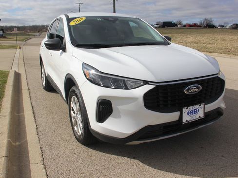 Used 2025 Ford Escape Active AWD/4WD image 2