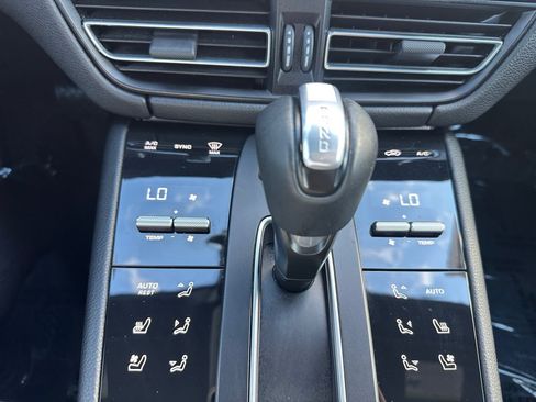 Used 2022 Porsche Macan AWD/4WD image 18