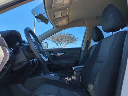 Used 2018 Nissan Rogue SV w/ Premium Package image 15