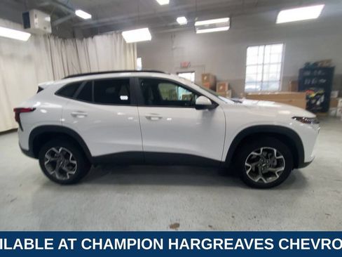Used 2025 Chevrolet Trax LT w/ Driver Confidence Package FWD image 11