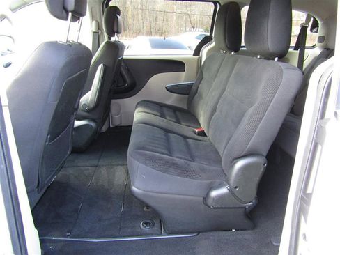Used 2019 Dodge Grand Caravan SE w/ UConnect Hands-Free Group image 22