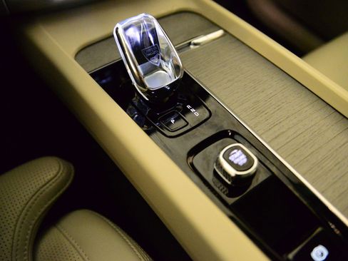 Used 2023 Volvo XC60 B5 Ultimate w/ Climate Package image 29