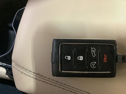 Used 2022 Jeep Grand Cherokee Limited image 44