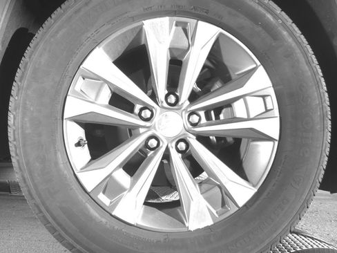 Used 2025 Chevrolet Equinox LT FWD image 13