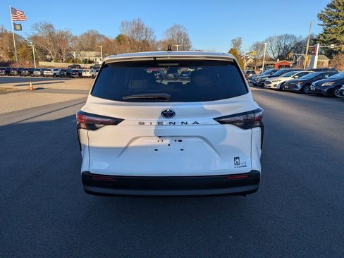 Used 2024 Toyota Sienna LE image 4