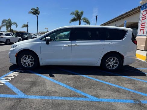 Certified 2023 Chrysler Pacifica Touring-L image 2